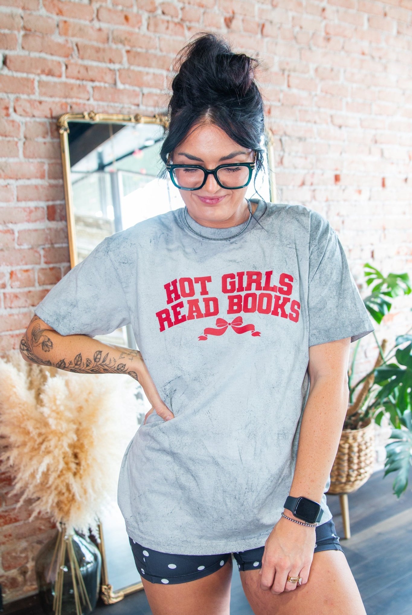 Hot Girls Read Books Shirt - Vintage Grunge Comfort Colors Bookish Tee - Southern Chic Tees & Boutique