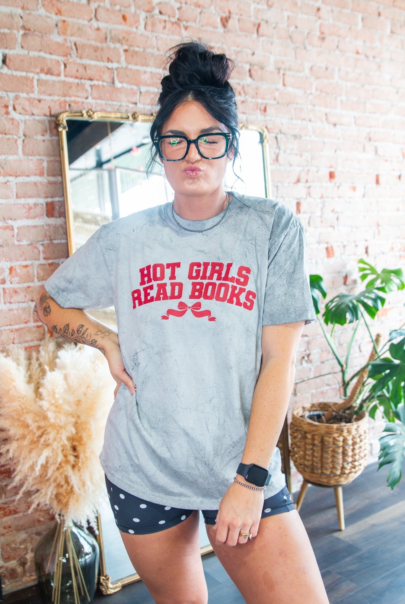 Hot Girls Read Books Shirt - Vintage Grunge Comfort Colors Bookish Tee - Southern Chic Tees & Boutique